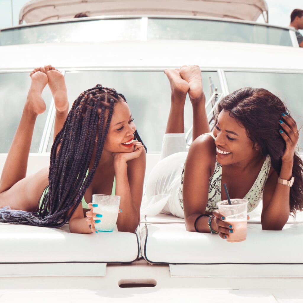2 Mulheres num iate no Rio de Janeiro.