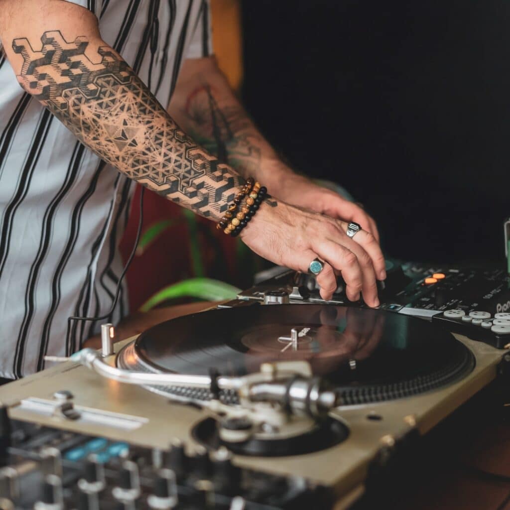 serviço de DJ no barco ou iate no rio de janeiro DJ a bordo de um barco no rio de janeiro.