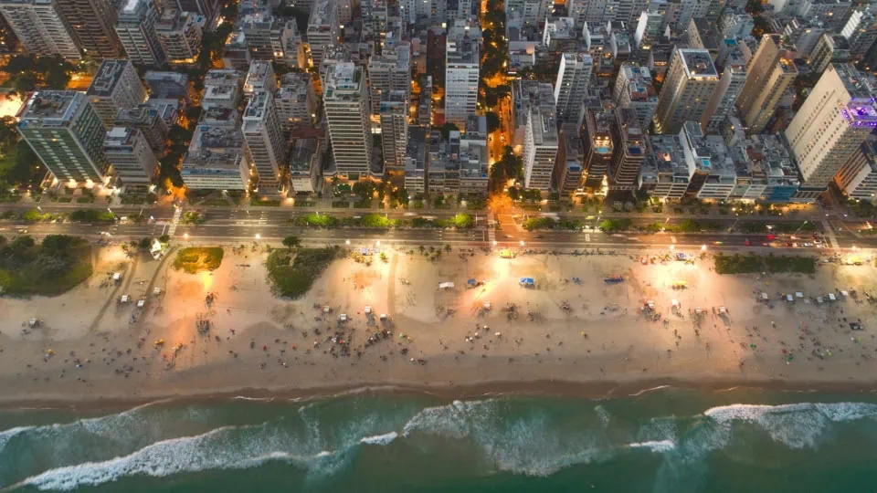 Why Choose Luxury Apartment Rental in Rio for Executives - Buildings Vista aérea da Praia de Ipanema e prédios à beira-mar, aluguel de apartamento de luxo no Rio de Janeiro.