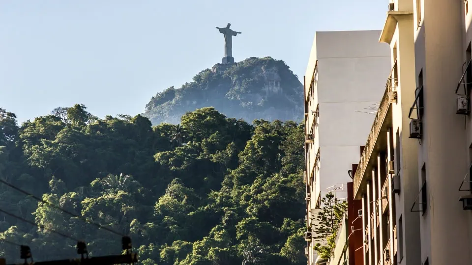 Why Choose Luxury Apartment Rental in Rio for Executives - Christ the Redeemer from Apartment Vista de rua com o Cristo Redentor ao fundo, contexto para aluguel de apartamento de luxo no Rio de Janeiro.