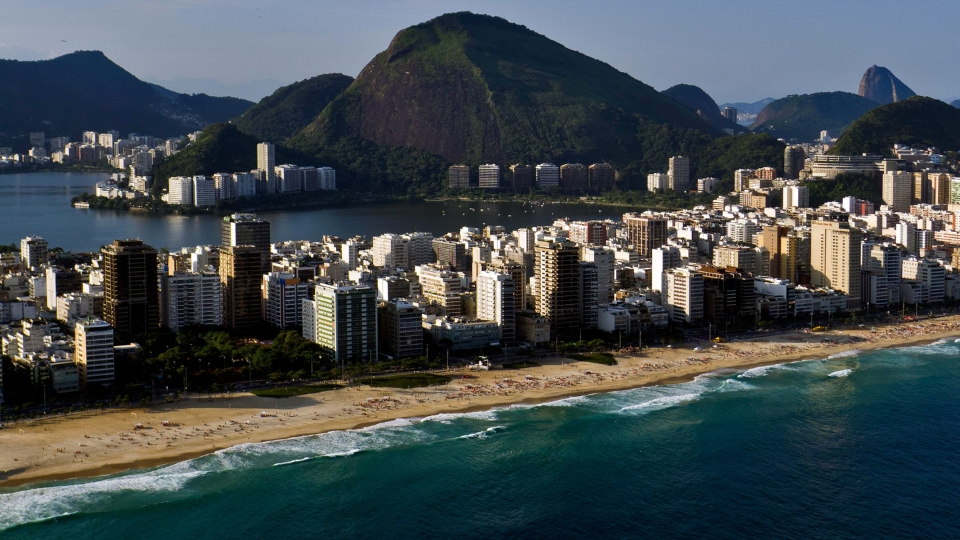 Why Choose Luxury Apartment Rental in Rio for Executives - Ipanema Beach Vista aérea da Praia de Ipanema e da Lagoa Rodrigo de Freitas, aluguel de apartamento de luxo no Rio de Janeiro.