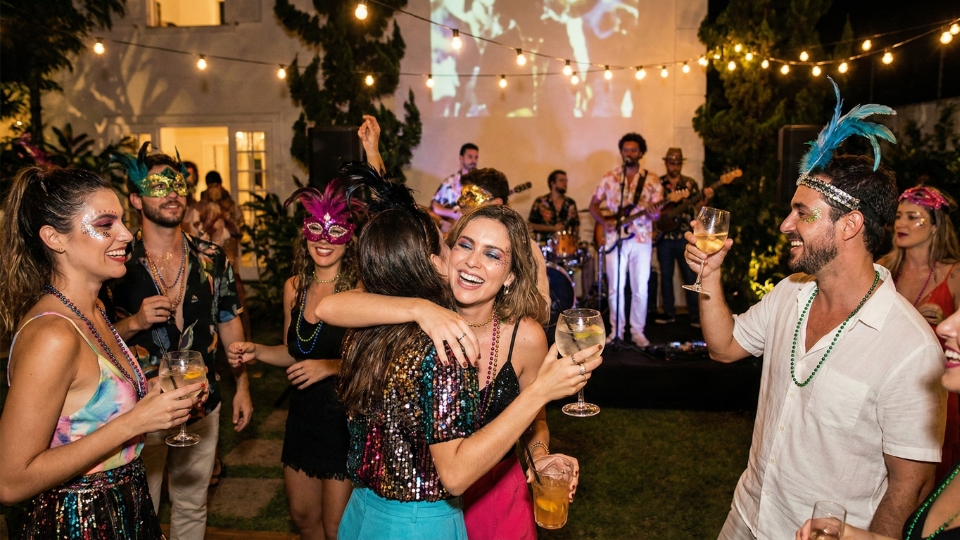 Convidados socializando em uma festa de Carnaval no Rio além dos desfiles e blocos de rua