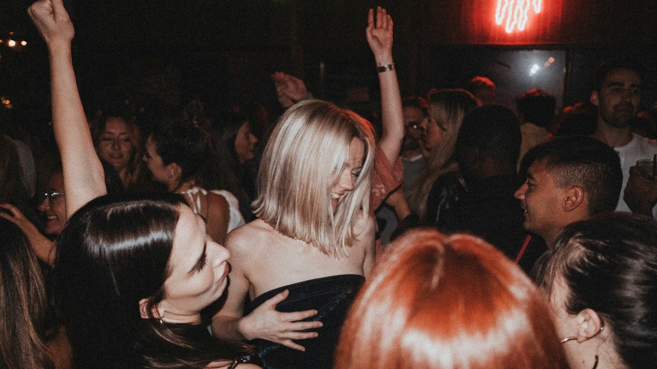 5 Festas de Carnaval no Rio de Janeiro com pessoas dançando em um evento noturno com curadoria