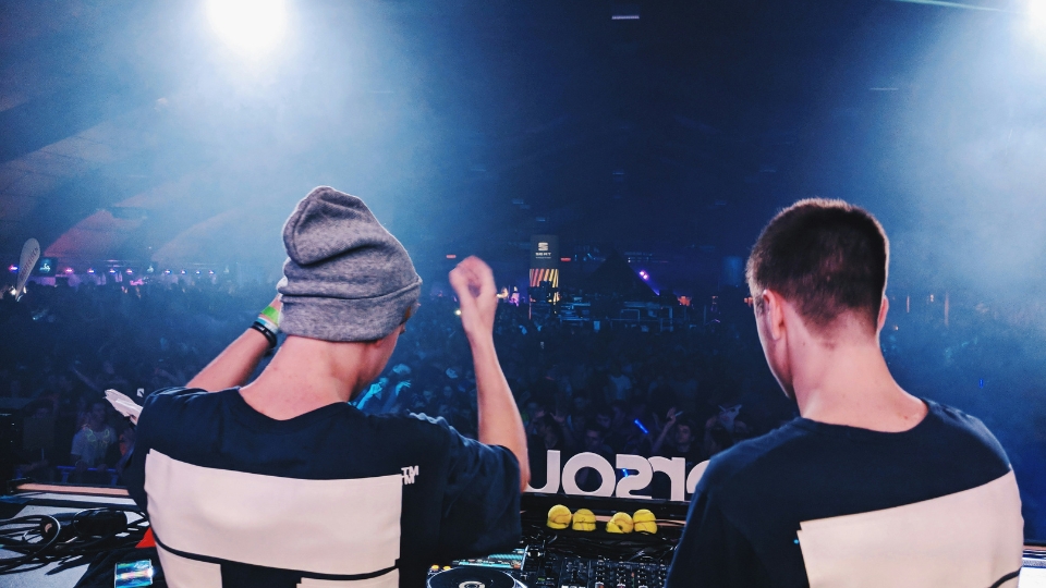 6 DJ se apresentando em uma festa de Carnaval no Rio durante a semana do Carnaval