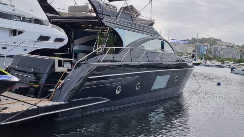 Cimitarra 60 yacht rental cruising Rio's iconic beaches.