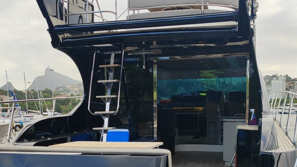 Cimitarra 60 yacht rental cruising Rio's iconic beaches.