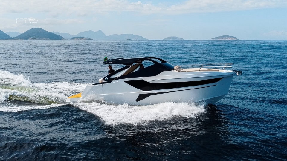 ZATH 328 HT speedboat with a modern hardtop and a view of Rio's blue sea.