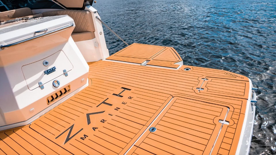 ZATH 328 HT speedboat with a modern hardtop and a view of Rio's blue sea.