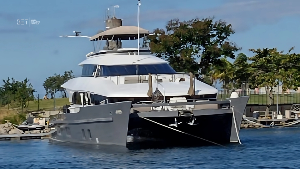 Catamaran 120 rental in Rio de Janeiro, ideal for group celebrations.