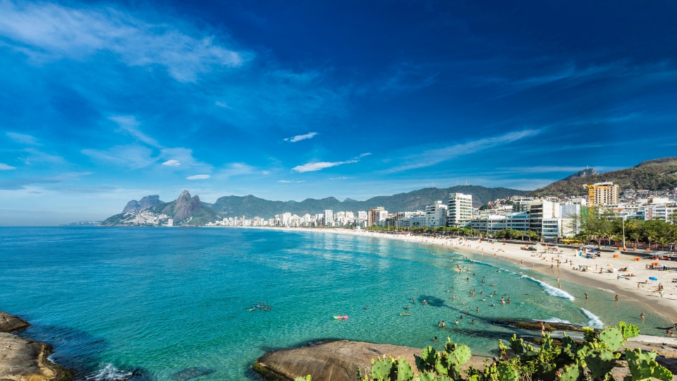 Praia de Ipanema no Rio de Janeiro, Brasil, com areia dourada, calçadão à beira-mar