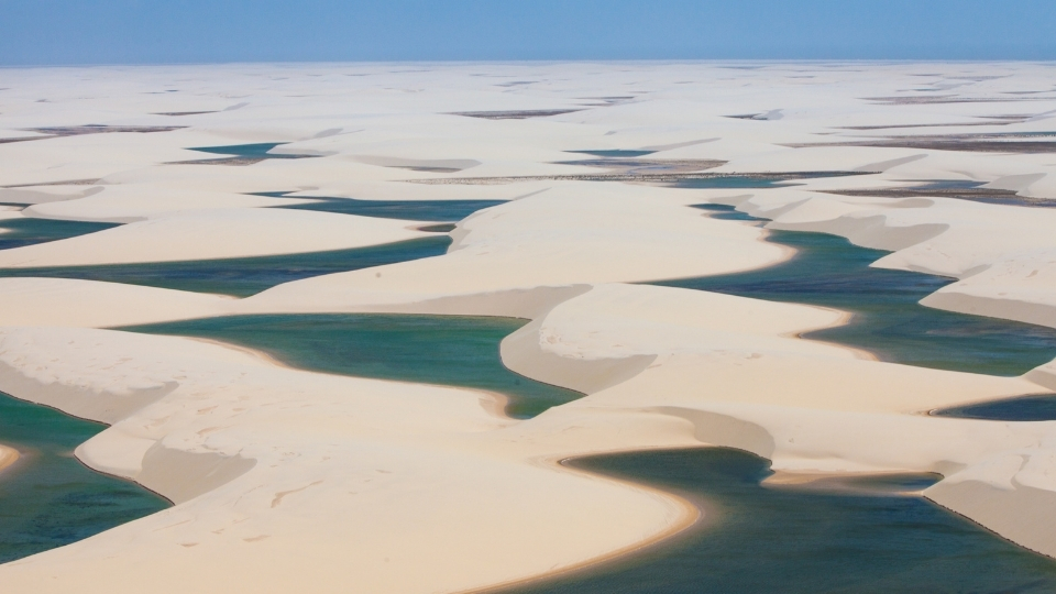34 Vista aérea dos Lençóis Maranhenses, patrimônio da UNESCO citado entre os principais fatos sobre o Brasil