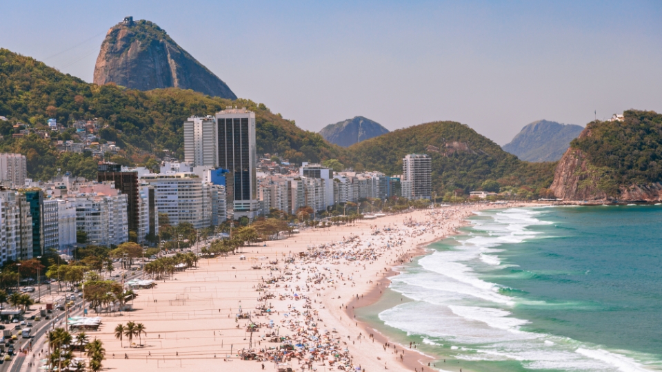Praias no Rio de Janeiro com vista panorâmica da Praia de Copacabana, areia dourada, oceano Atlântico e prédios ao fundo