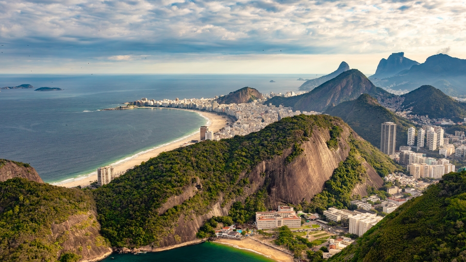 Sugarloaf view Bondinho do Pão de Açúcar chegando ao Morro da Urca durante o DJ no Pão de Açúcar, com a orla do Rio de Janeiro e o oceano ao fundo