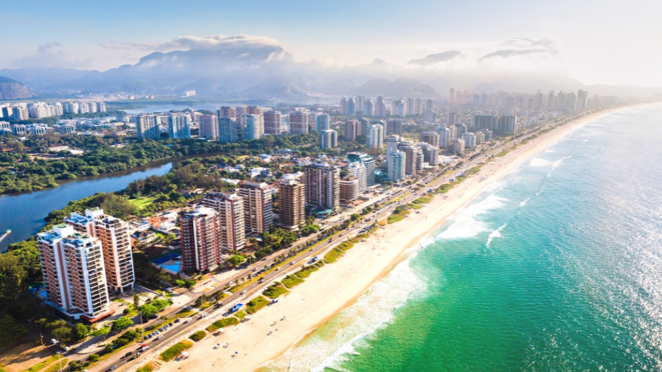 barra da tijuca beach, rio de janeiro Praias no Rio de Janeiro destacando a Praia da Barra da Tijuca, faixa de areia ampla, horizonte aberto e prédios modernos à beira-mar