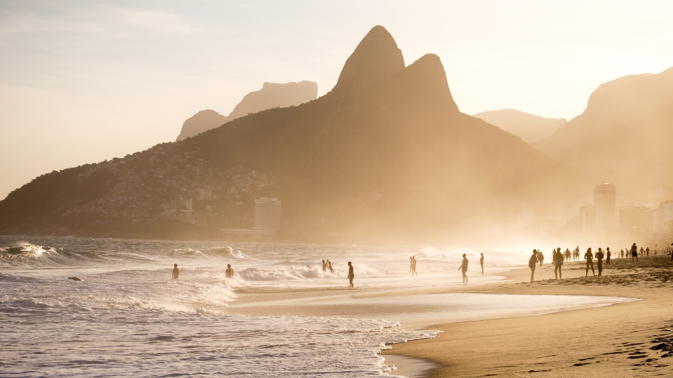 leblon beach, rio de janeiro Praias no Rio de Janeiro com a Praia do Leblon, faixa de areia tranquila, o Morro Dois Irmãos ao fundo e edifícios residenciais sofisticados