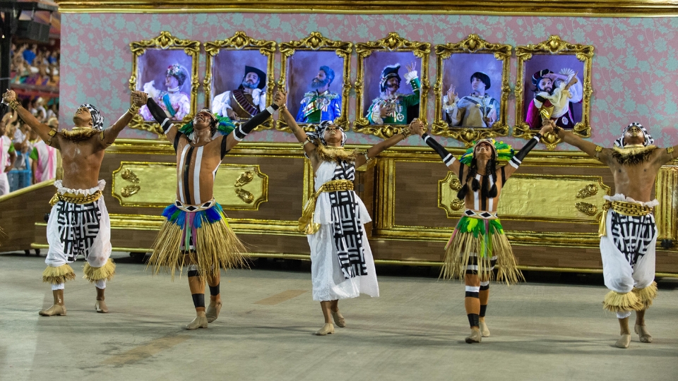 Mangueira carnival parade 2019 Desfile de carnaval da Mangueira em 2019, destacando o enredo histórico e as fantasias marcantes da escola