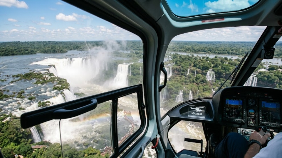 Blog - Helicopter Flight over the falls Article - 960 x 540 px (2) Inside view of an iguazu falls helicopter tour