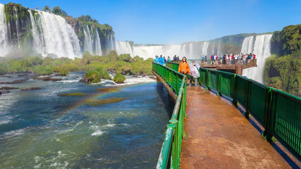 Blog - Iguaçu Pillar Article - 960 x 540 px (3) Walk across iguazu falls